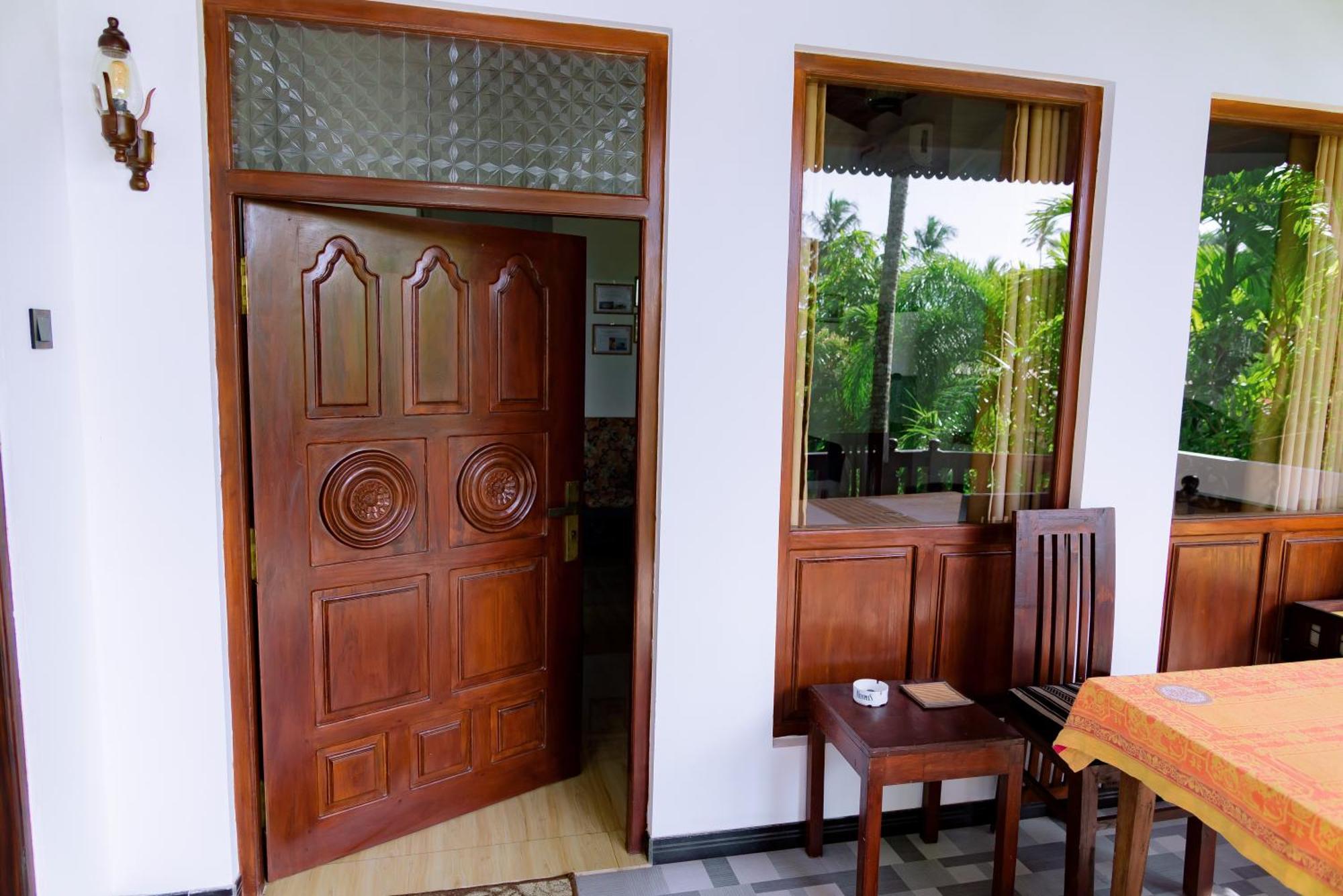 Hotel Shadow Surf Bay Tangalle Esterno foto